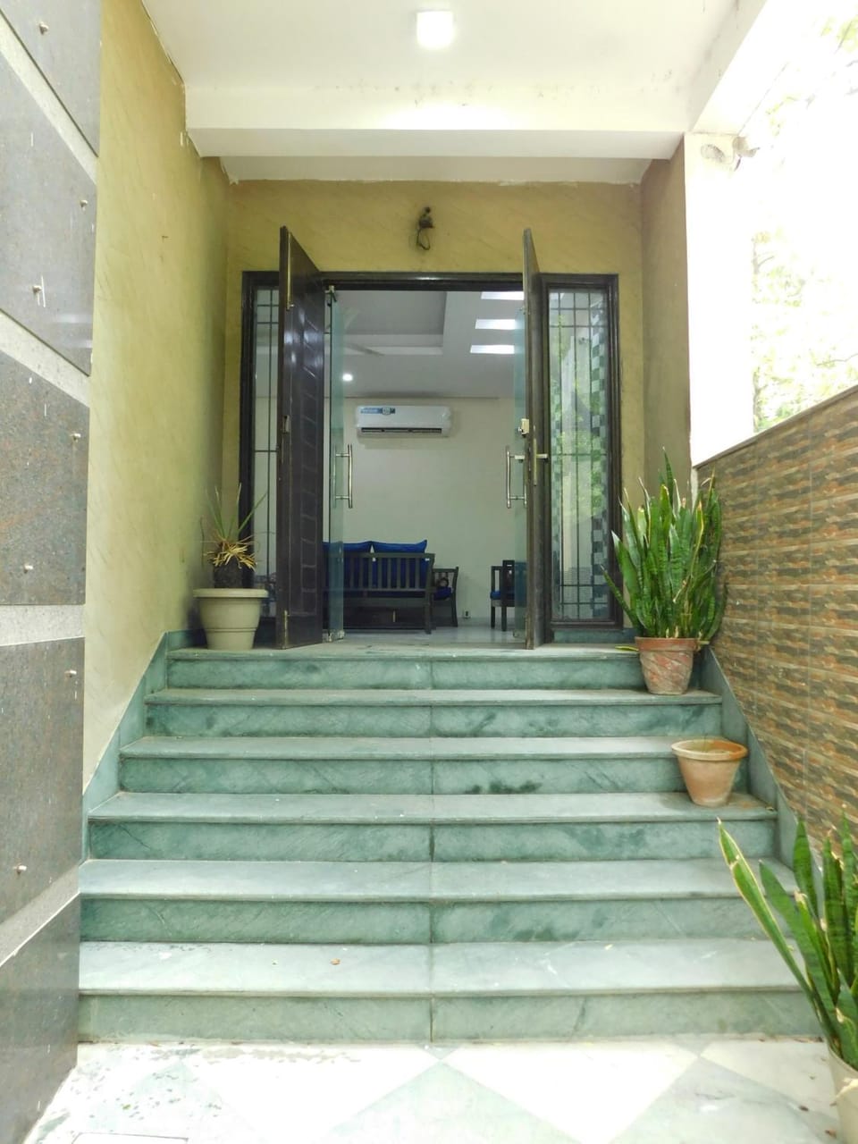 Facade/entrance
