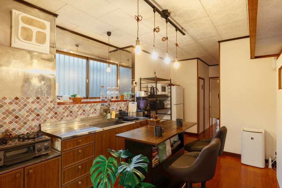 Coffee/tea facilities, Kitchen or kitchenette, Seating area, Dining area, stove