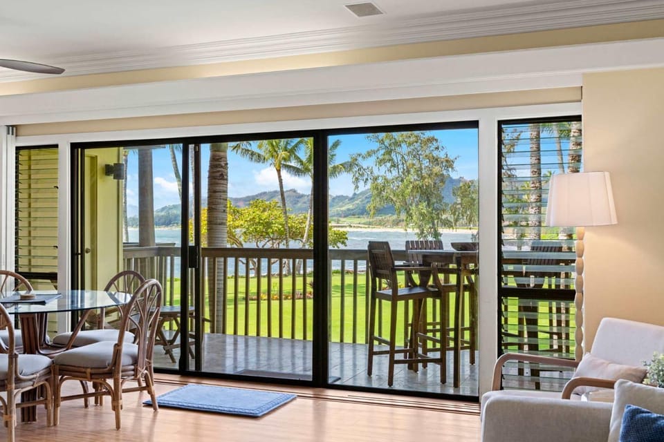 NEW Beachfront 2 Bedroom Ocean View Oasis and Pool House in Wailua