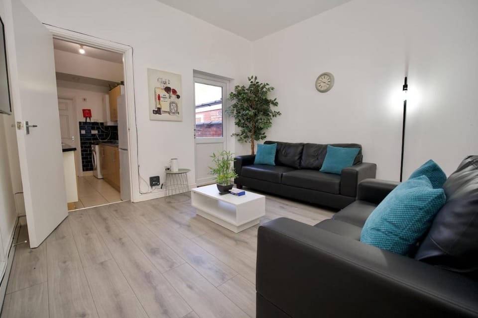 Fargo Villa Coventry - Walk to City Centre & University, Free Parking, Wi-Fi House in Coventry