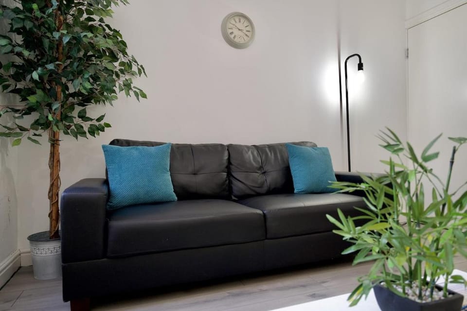 Fargo Villa Coventry - Walk to City Centre & University, Free Parking, Wi-Fi House in Coventry