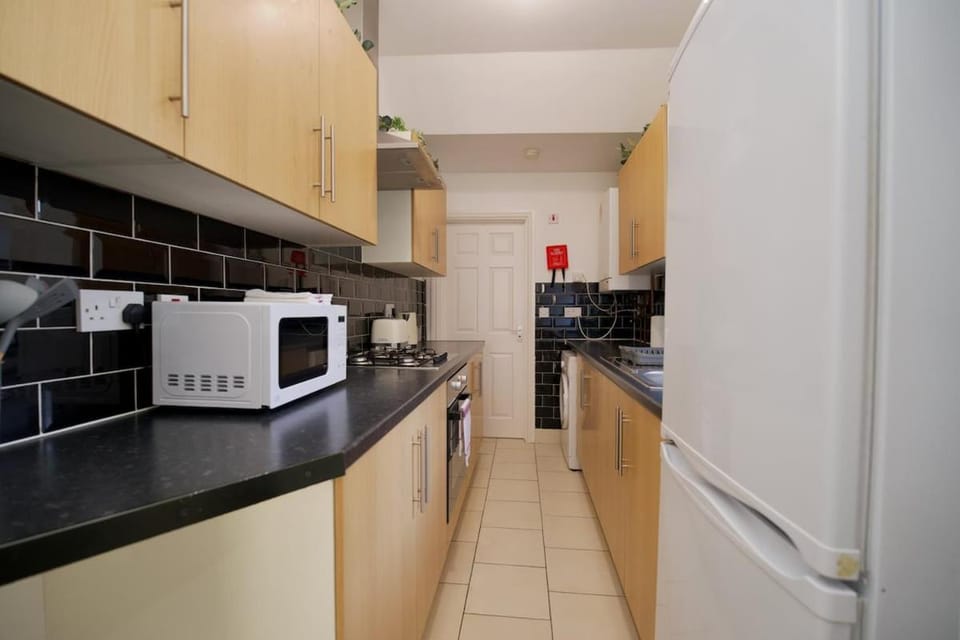Fargo Villa Coventry - Walk to City Centre & University, Free Parking, Wi-Fi House in Coventry