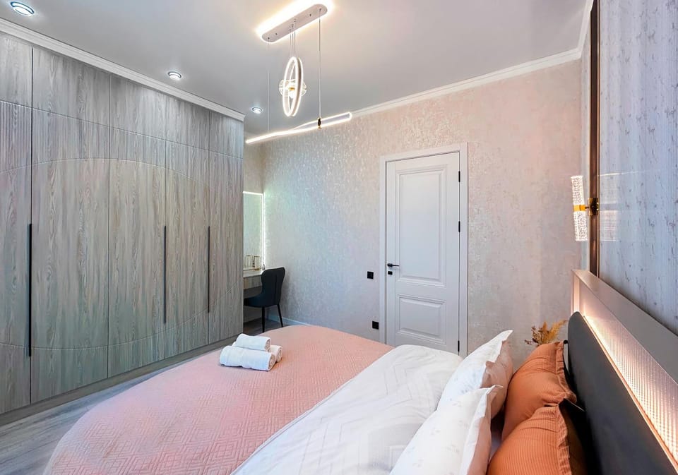 Bedroom, towels, wardrobe