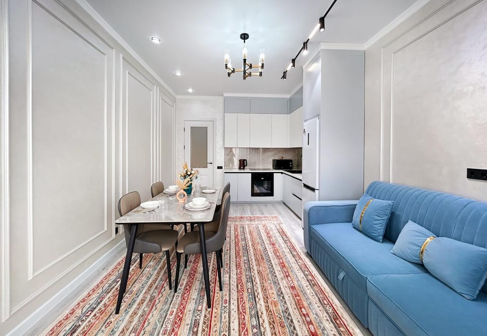 Bed, Living room, Seating area, Dining area, microwave, oven, stove