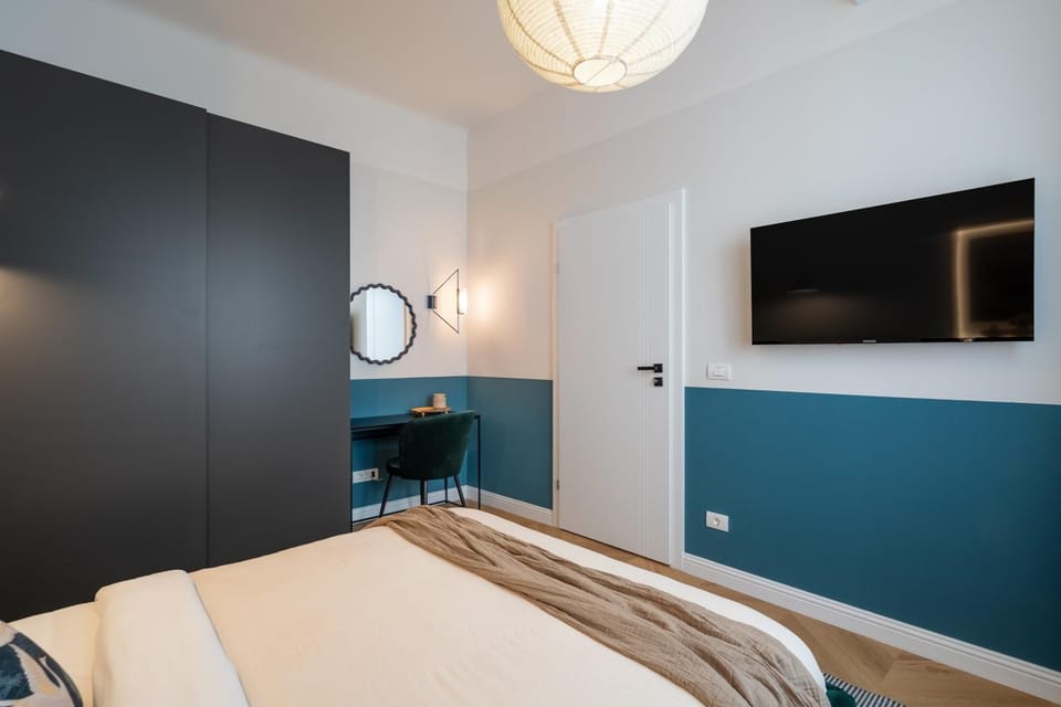 Bed, TV and multimedia, Photo of the whole room, Bedroom