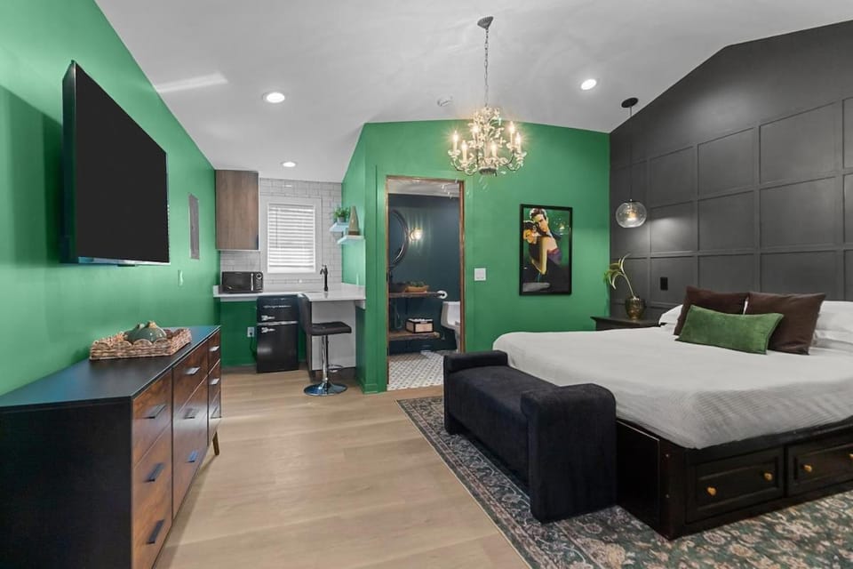 The American Hotel Suite 6 Steps to beach Apartment in Williams Bay