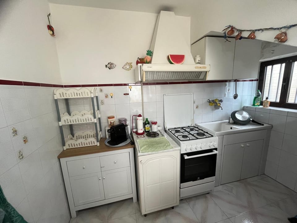 Coffee/tea facilities, Kitchen or kitchenette, oven, stove