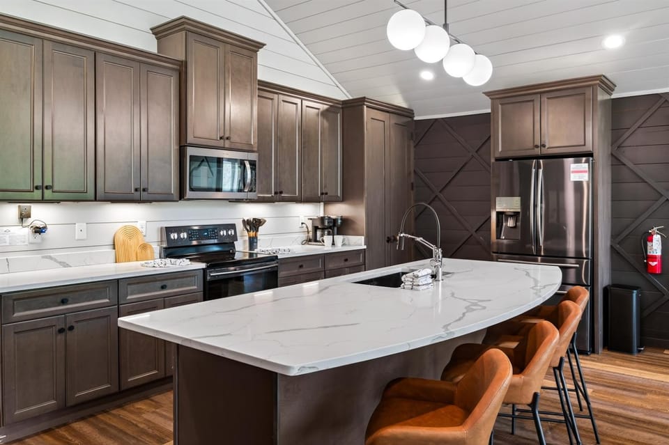 Indoor Private Pool, Sleeps 12, In Gatlinburg Villa in Gatlinburg