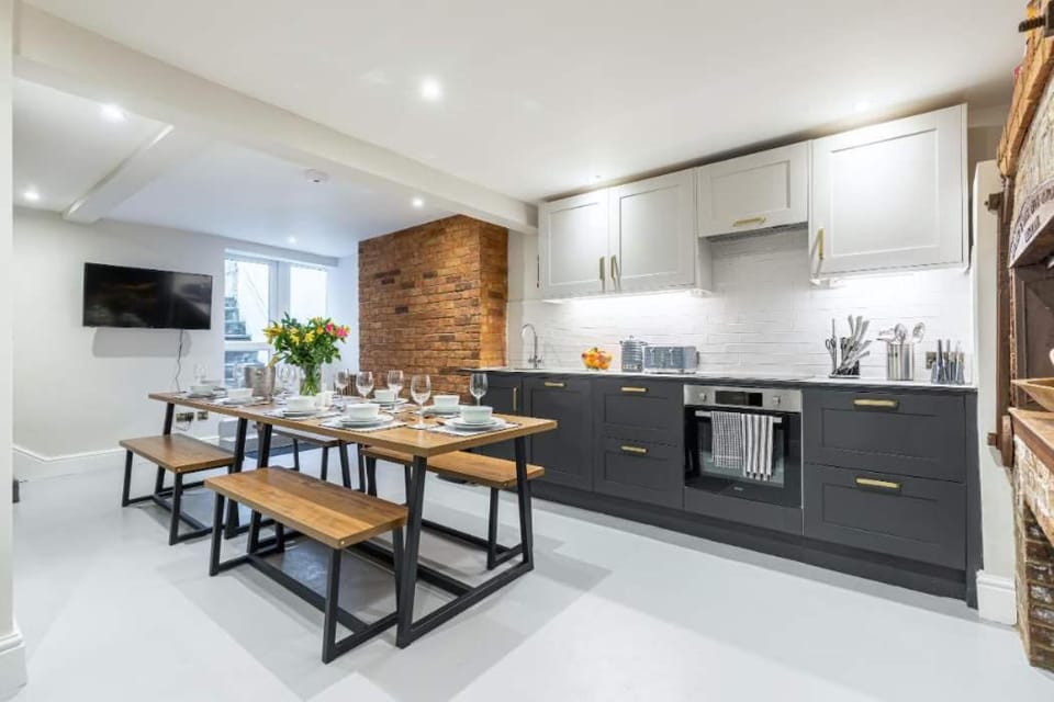 Coffee/tea facilities, Kitchen or kitchenette, Dining area, dishwasher, oven, stove, toaster