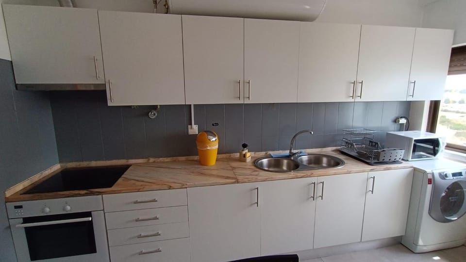 Coffee/tea facilities, Kitchen or kitchenette, microwave, stove, toaster