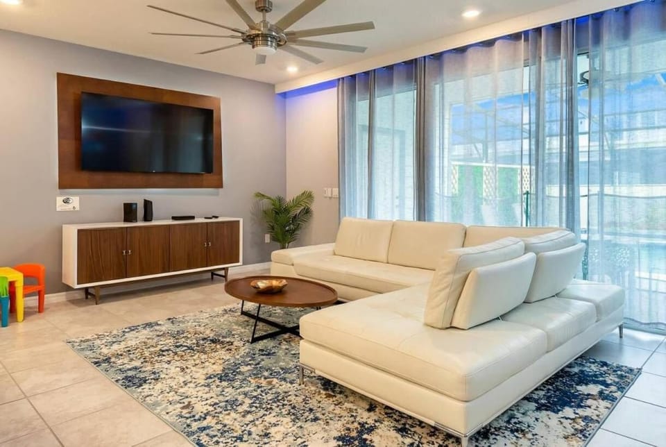 Communal lounge/ TV room, Living room, Seating area