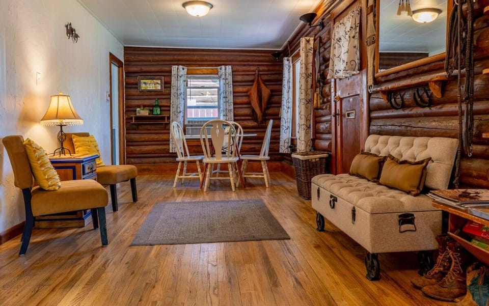 Historic 3 bedroom Cabin Downtown Cody Yellowstone Cabin in Cody