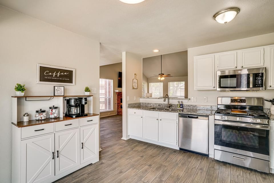 6 Mi to Epic Waters! Spacious Family Getaway House in Arlington