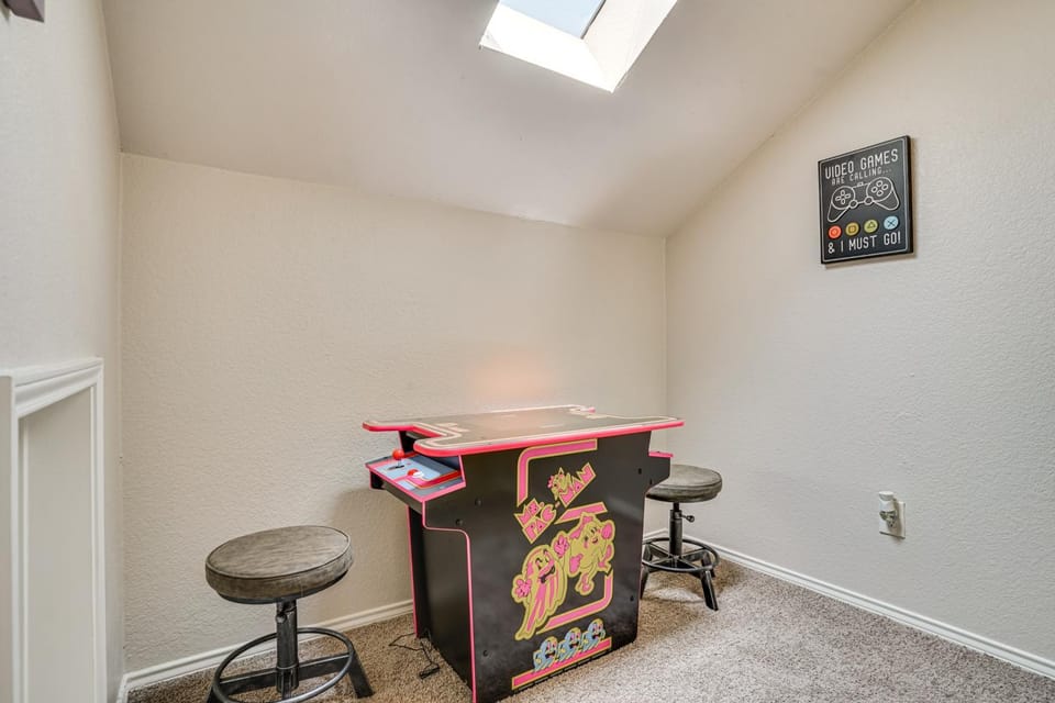 6 Mi to Epic Waters! Spacious Family Getaway House in Arlington