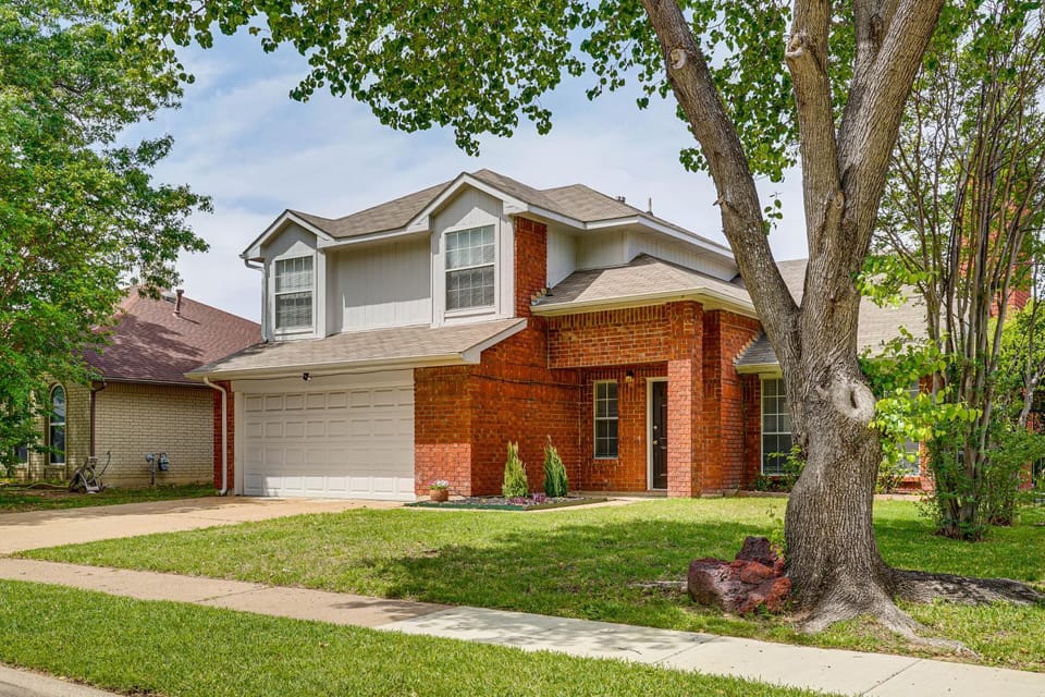 6 Mi to Epic Waters! Spacious Family Getaway House in Arlington