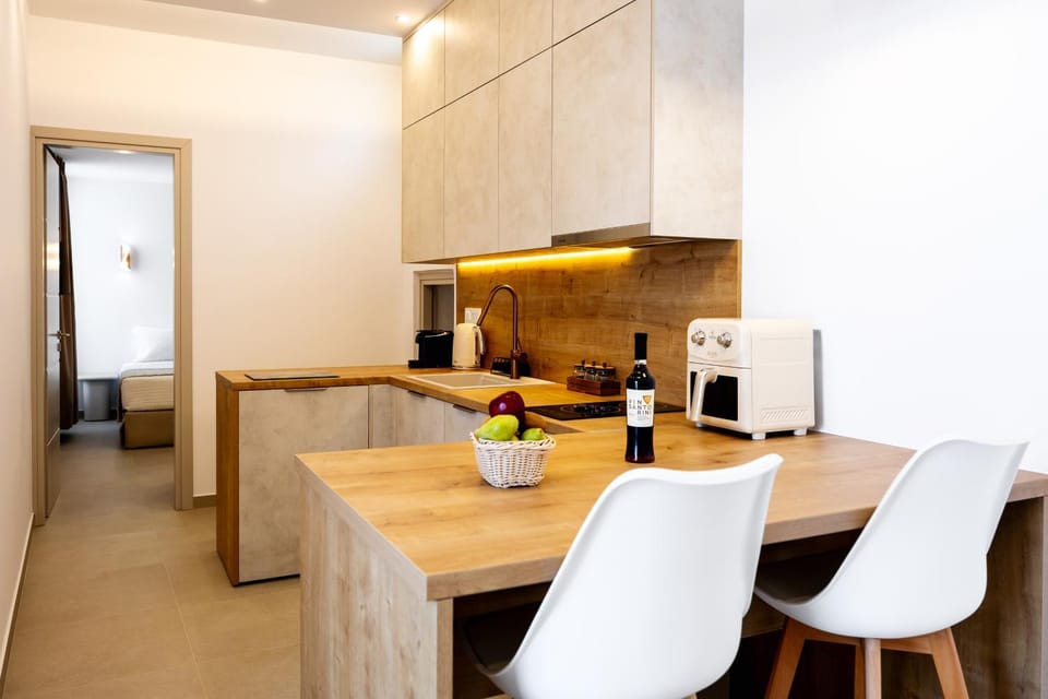 Coffee/tea facilities, Kitchen or kitchenette, Seating area, Dining area, stove