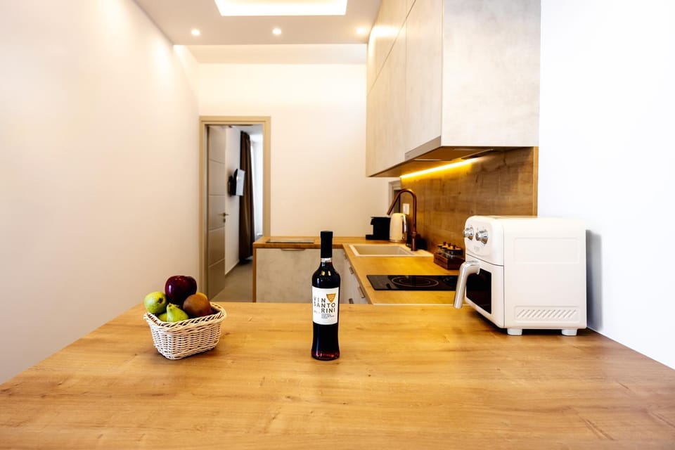 Kitchen or kitchenette, Food and drinks, Dining area