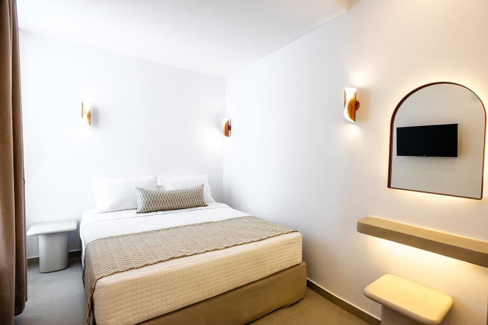 Bed, TV and multimedia, Bedroom