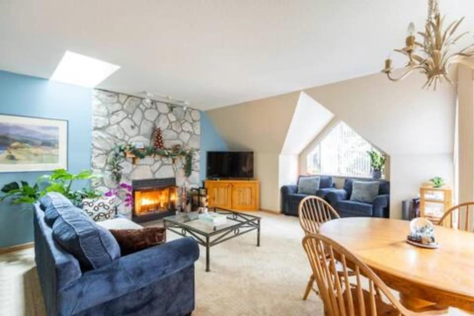 TV and multimedia, Living room, Seating area, Dining area, fireplace