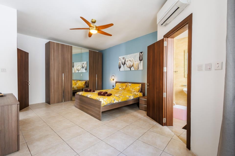 Bed, Photo of the whole room, Bedroom, wardrobe, air conditioner