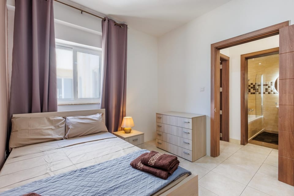 Bed, Bathroom, Bedroom, towels