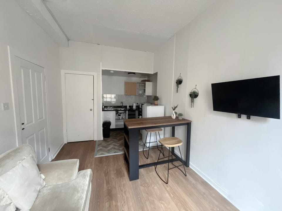 TV and multimedia, Kitchen or kitchenette, Seating area