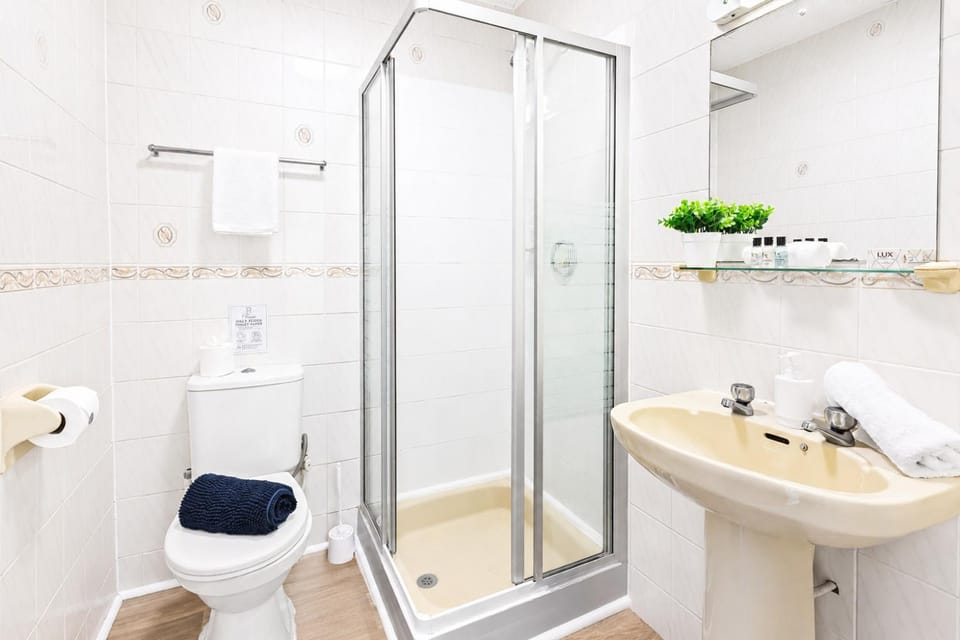 The Roman by BET Stays - Contactless Hotel Bed and Breakfast in Blackpool