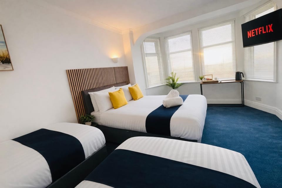 Bed, TV and multimedia, Photo of the whole room, Bedroom