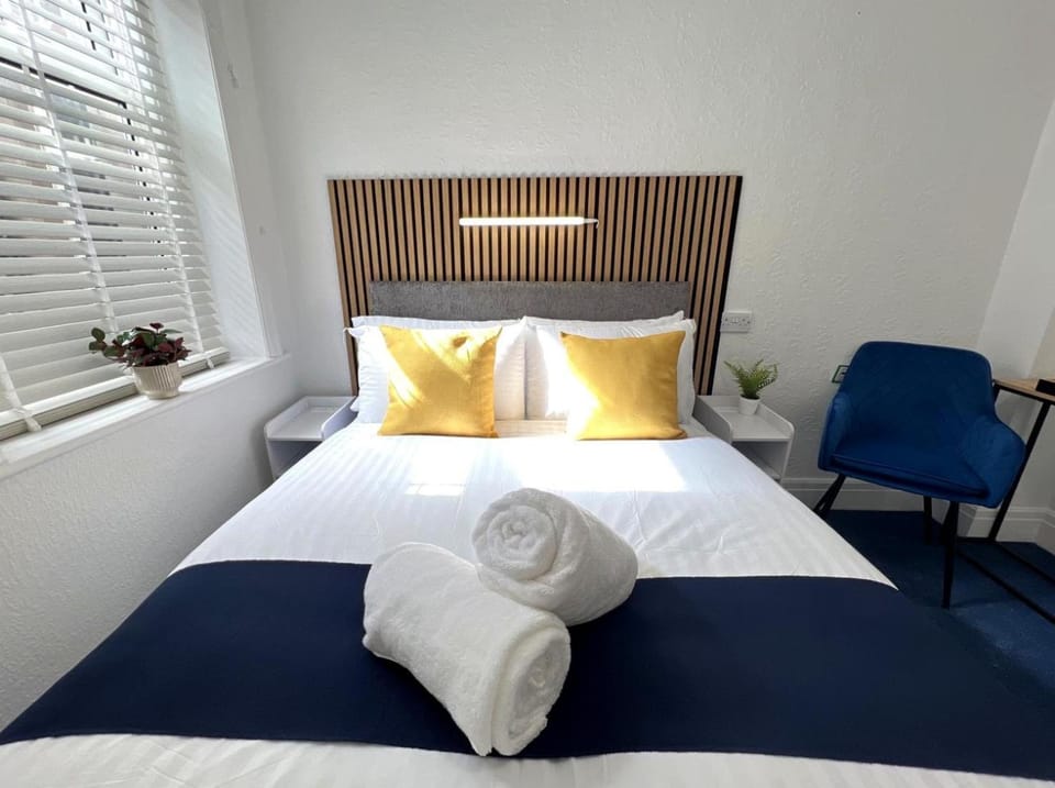 Bed, Photo of the whole room, Bedroom, towels