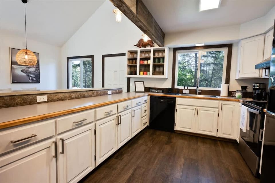 Glacier Montana Retreat with Hot Tub! House in Columbia Falls