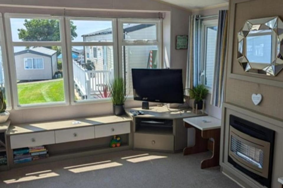 Cabin Sleeps 8 - Pools Parking Pets Cabin in Weymouth