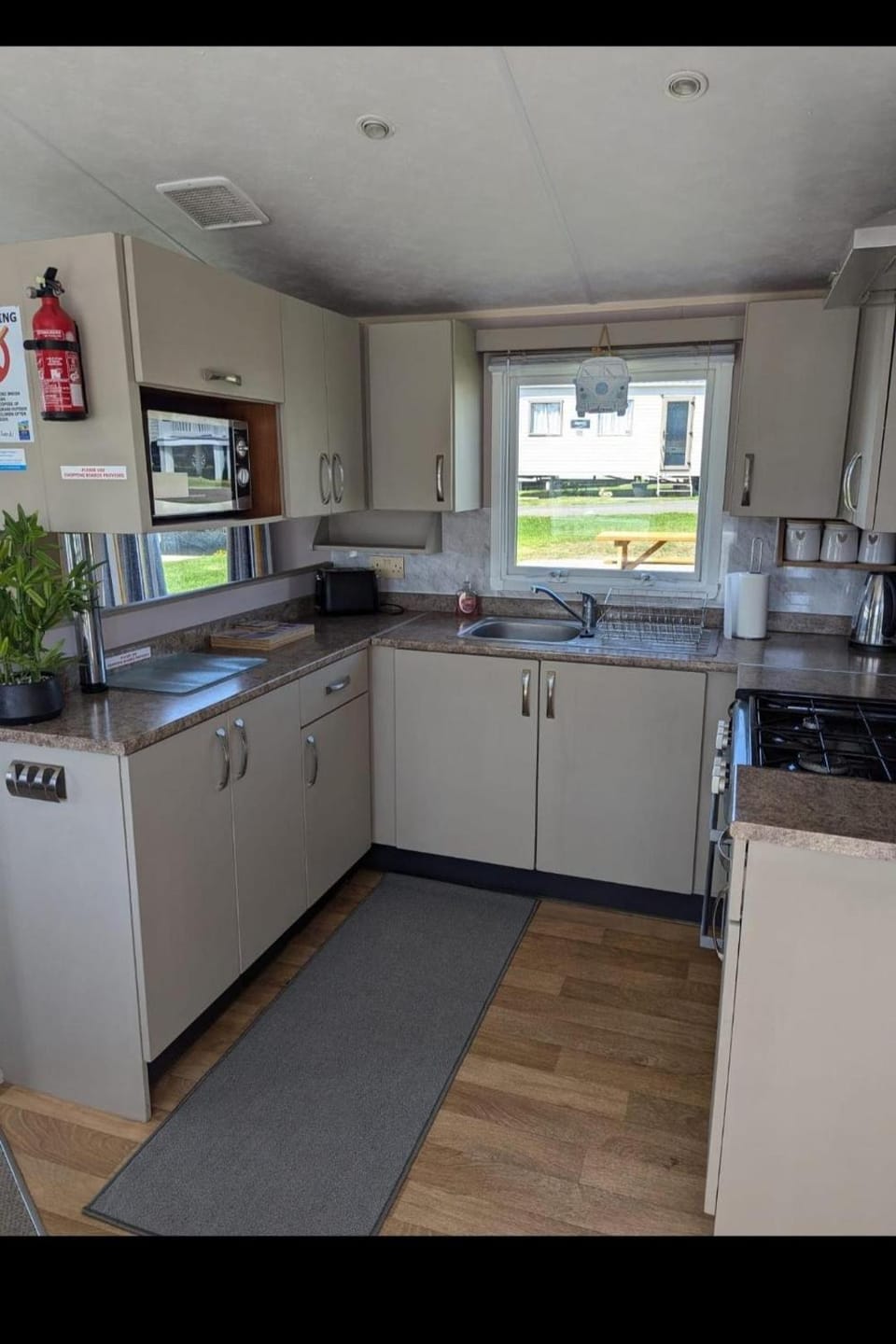 Cabin Sleeps 8 - Pools Parking Pets Cabin in Weymouth