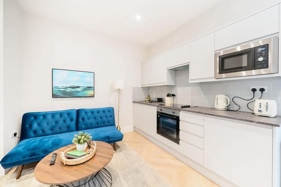 The Charming City Haven 20 Min to Central London Apartment in London