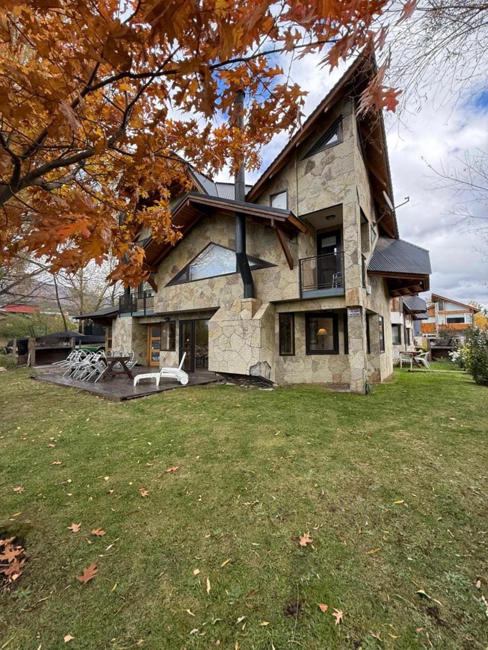 Property building, Day, Garden, Garden view