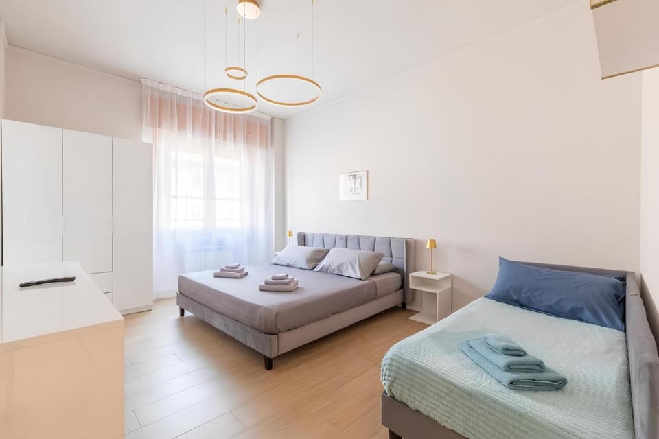 Bed, Photo of the whole room, Seating area, Bedroom, towels
