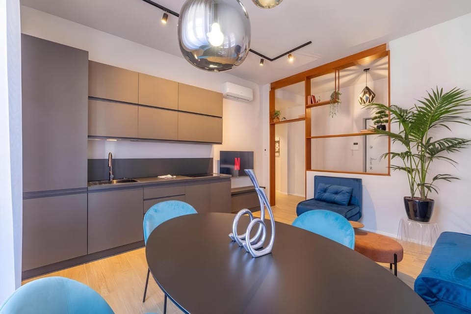 Communal lounge/ TV room, TV and multimedia, Kitchen or kitchenette, Living room, Seating area, Dining area, stove, air conditioner