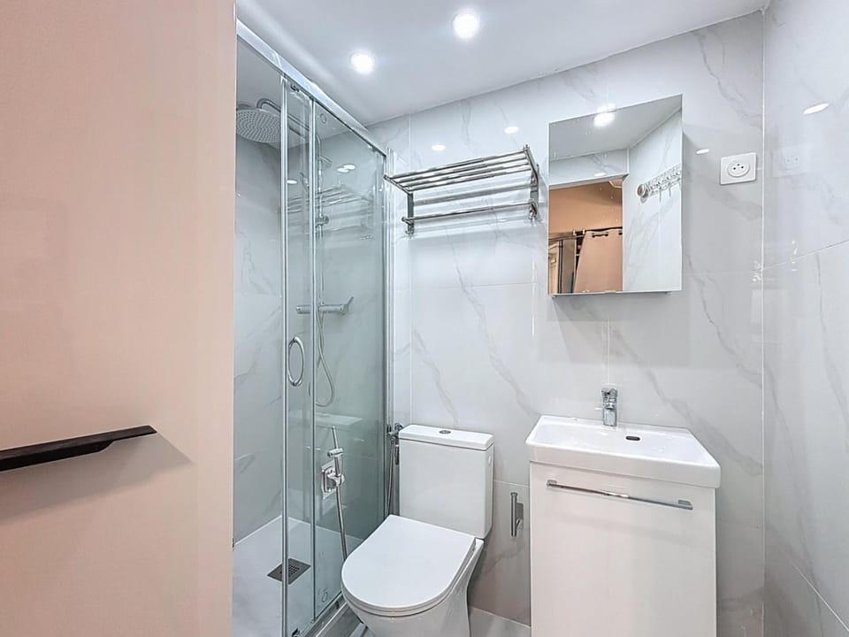 Shower, Toilet, Bathroom, towels