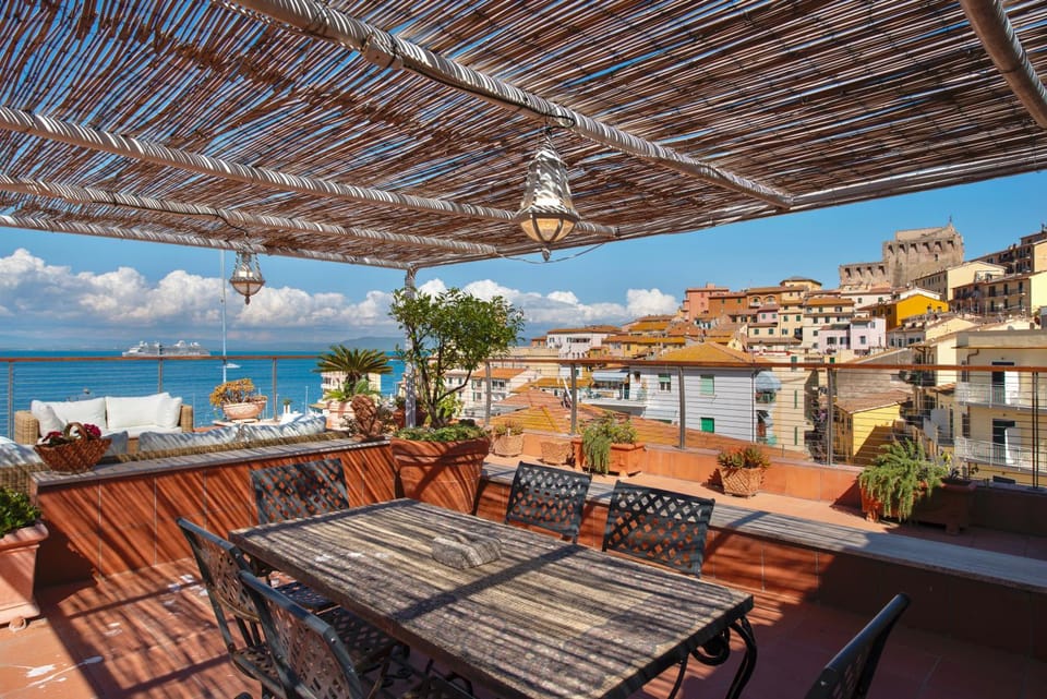 Day, Natural landscape, View (from property/room), Balcony/Terrace, Dining area, City view, Sea view