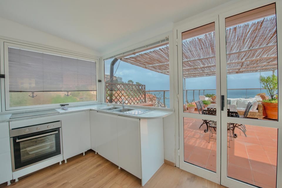 View (from property/room), Balcony/Terrace, Kitchen or kitchenette, Dining area, Sea view, stove