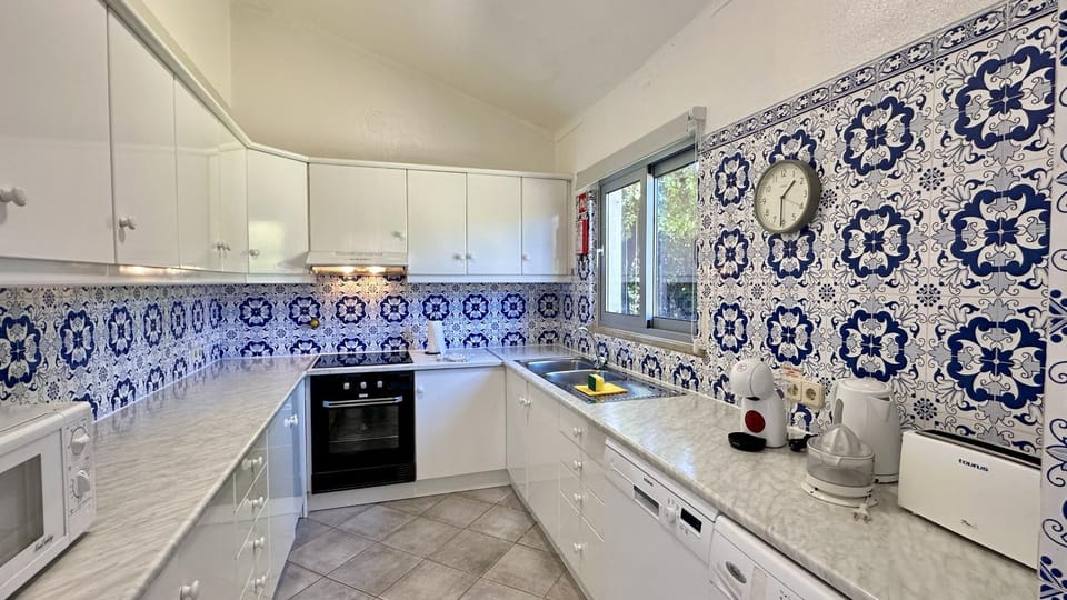 Kitchen or kitchenette, dishwasher, oven, pet friendly, stove, toaster, washing machine