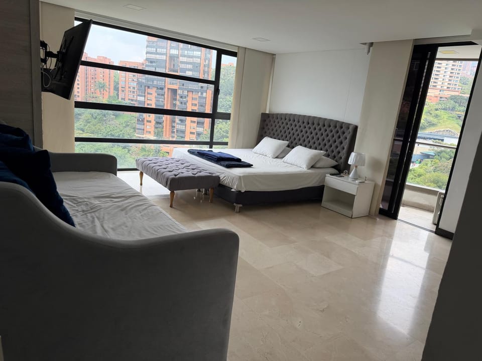 Bed, Photo of the whole room, Seating area, Bedroom