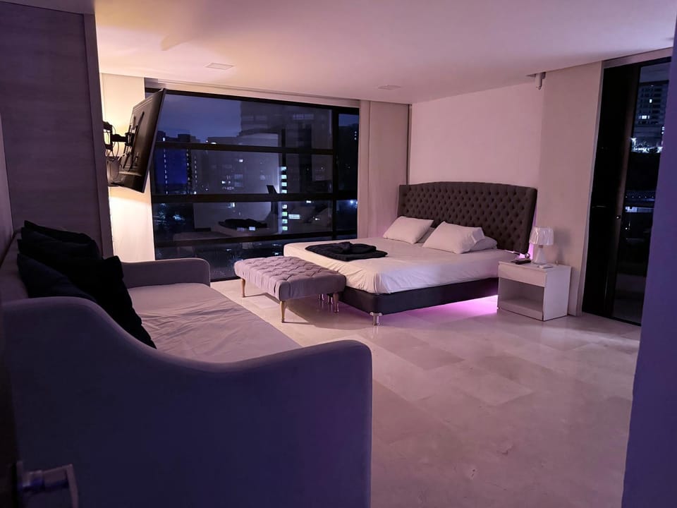 Communal lounge/ TV room, Bed, TV and multimedia, Photo of the whole room, Seating area, Evening entertainment, Bedroom