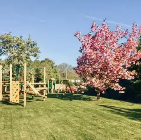 Peaceful 8-Berth Caravan Retreat Pet Friendly - Malvern View Holiday Park Campground/ 
RV Resort in Malvern Hills District