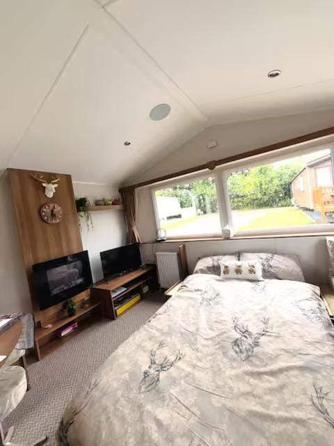 Peaceful 8-Berth Caravan Retreat Pet Friendly - Malvern View Holiday Park Campground/ 
RV Resort in Malvern Hills District