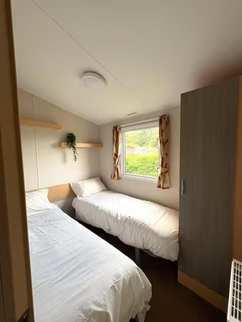 Peaceful 8-Berth Caravan Retreat Pet Friendly - Malvern View Holiday Park Campground/ 
RV Resort in Malvern Hills District