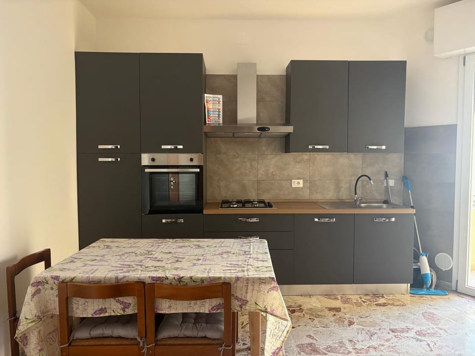 Kitchen or kitchenette, Dining area, oven, stove
