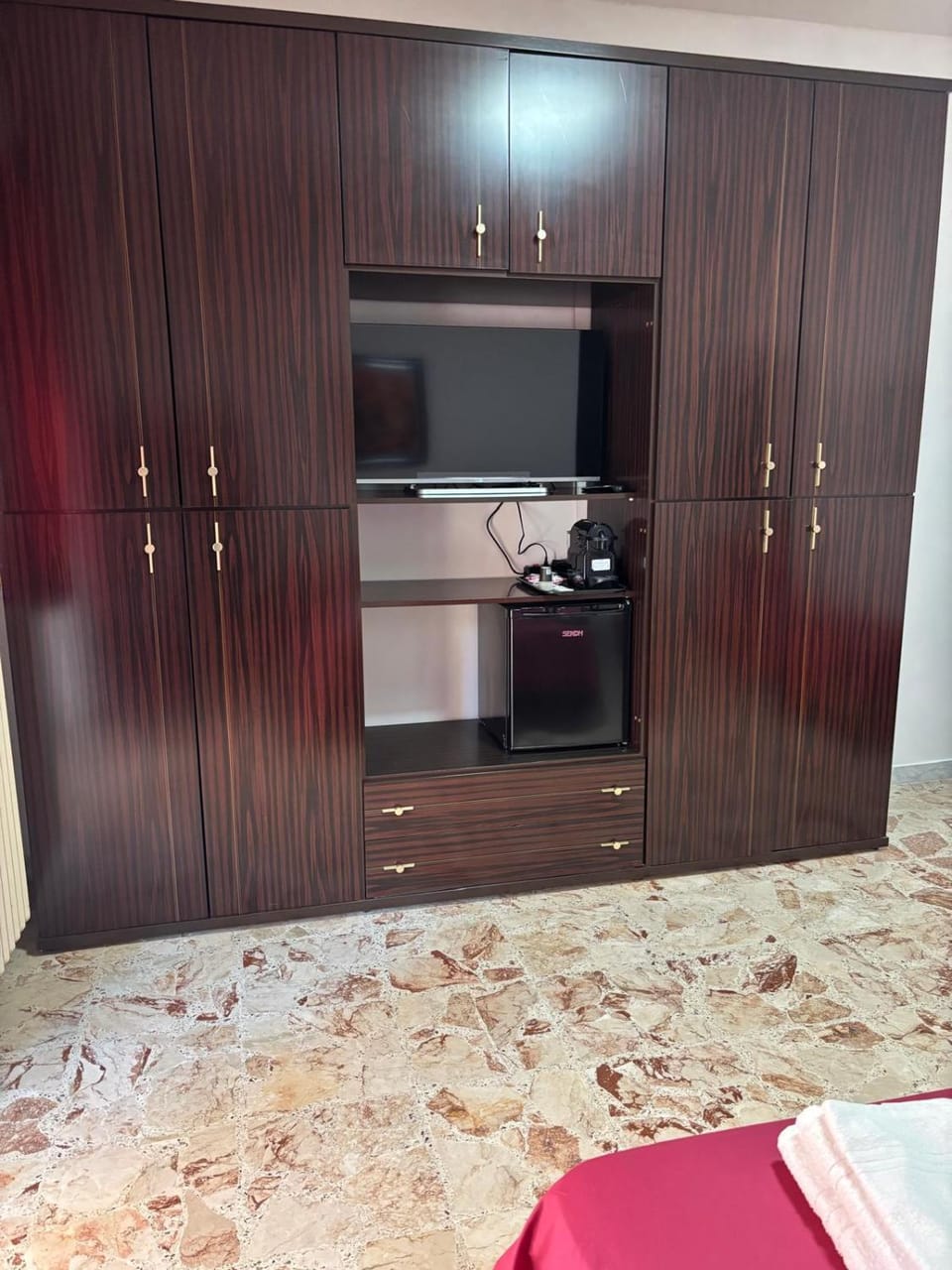 TV and multimedia, Coffee/tea facilities, locker, minibar
