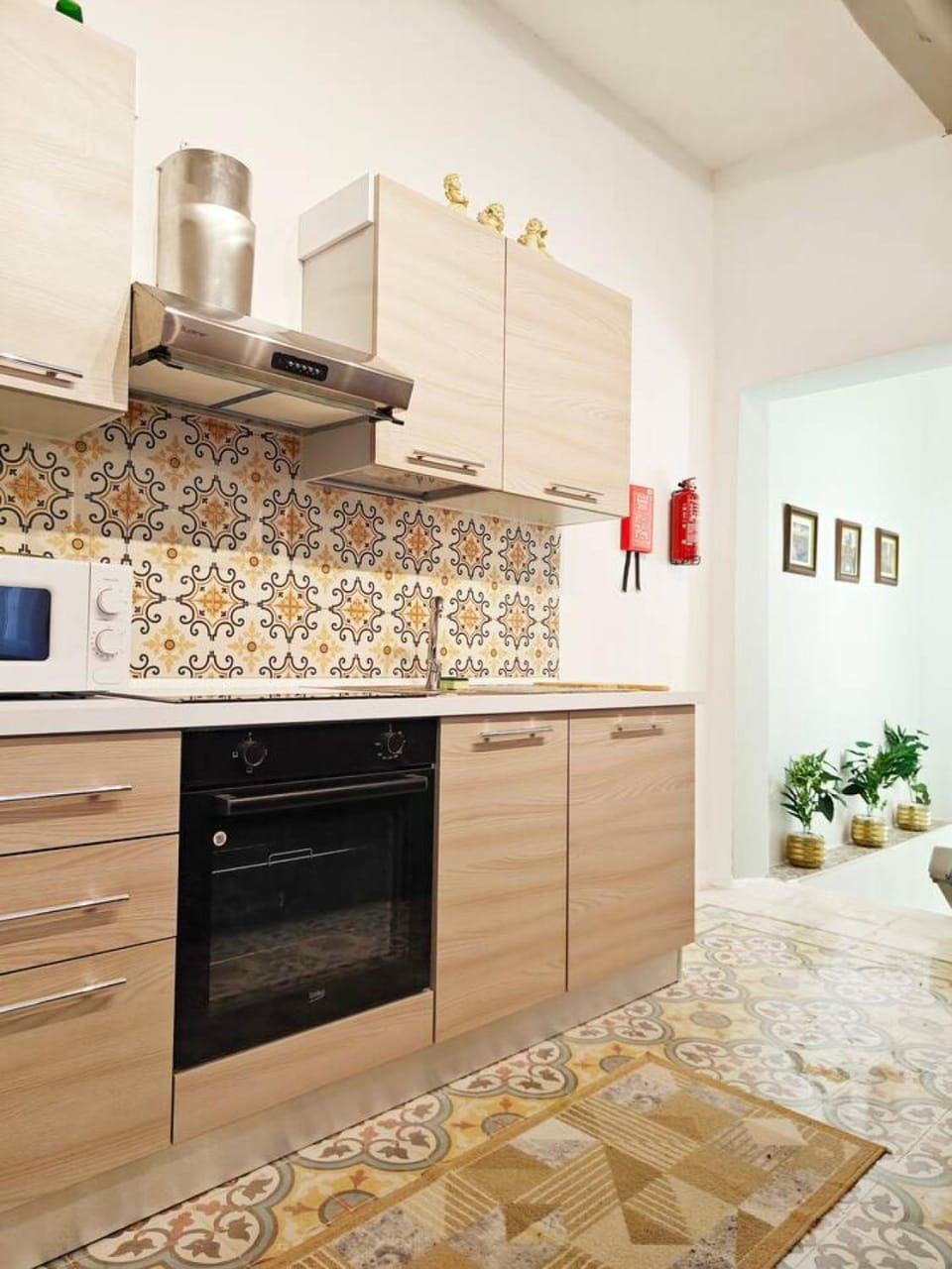 Kitchen or kitchenette, microwave, stove