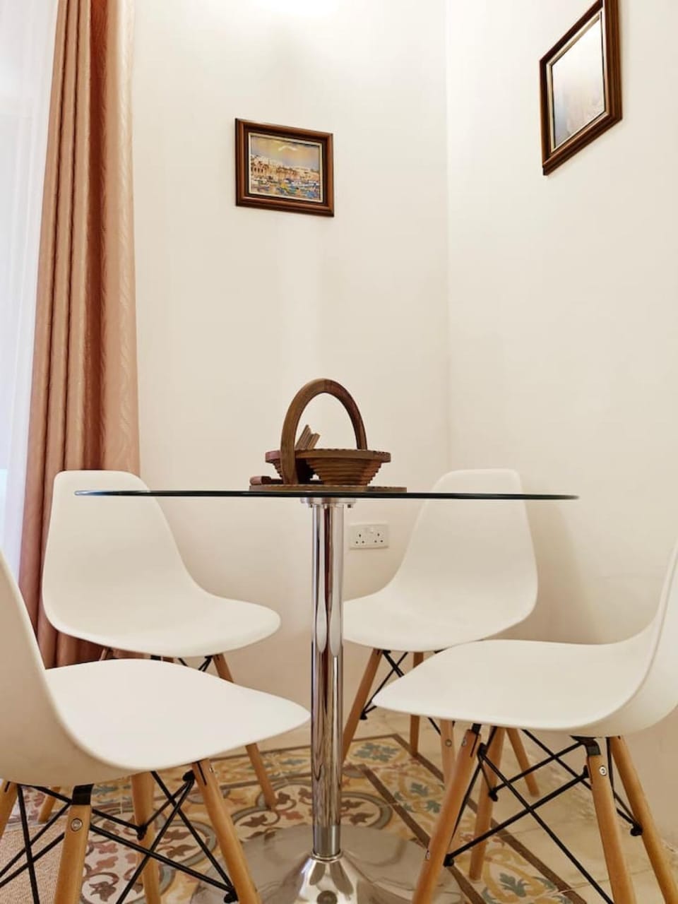 Seating area, Dining area