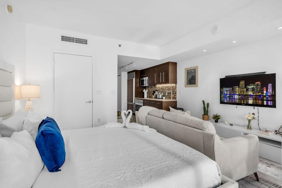 Icon Brickell Studio City Views Pool and Spa House in Brickell